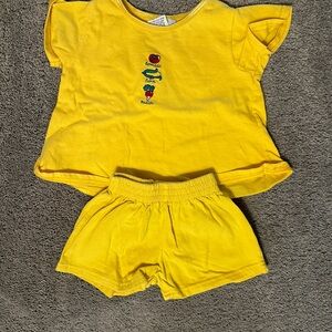 Carter’s Yellow 2 piece set size 3-6 months